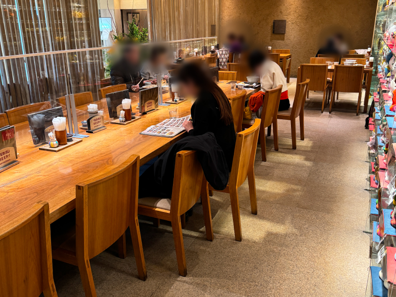 十割そば 素屋 天神岩田屋店の店内