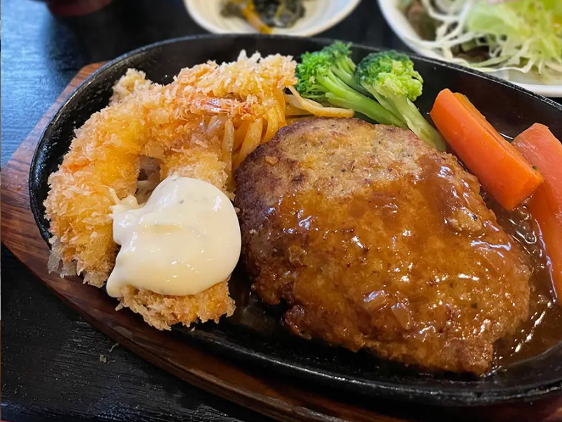 洋食レストラン衣笠のエビフライとハンバーグ