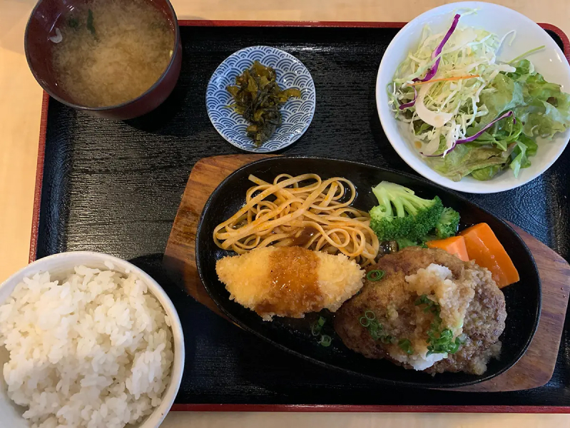 洋食レストラン衣笠の自家製クリームコロッケ&おろしハンバーグ