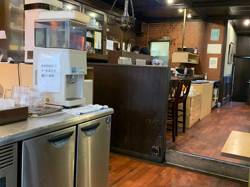 洋食レストラン衣笠の店内