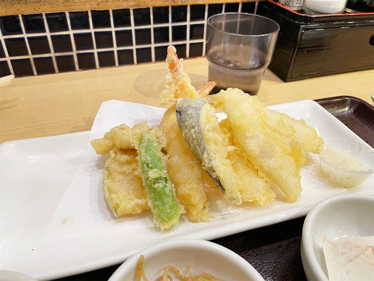 まるとく食堂の天ぷら定食