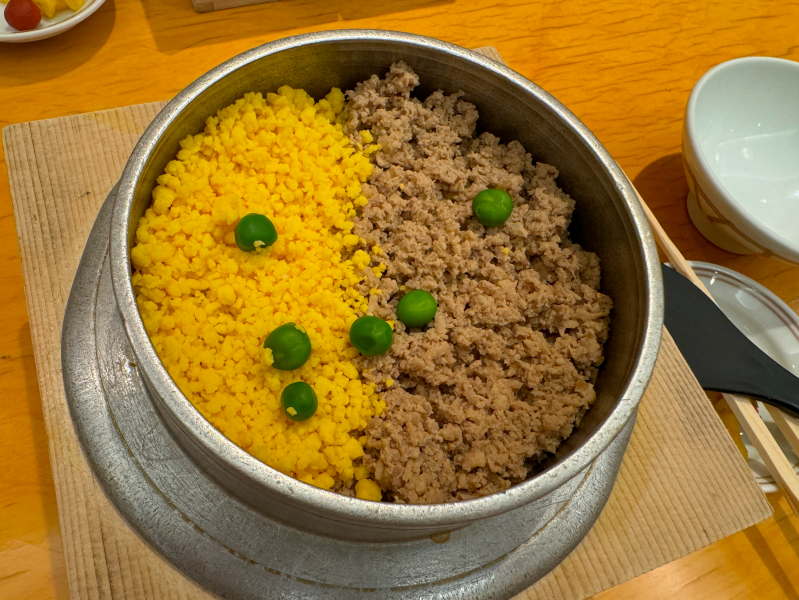 釜めしビクトリアの博多釜めし（そぼろ）