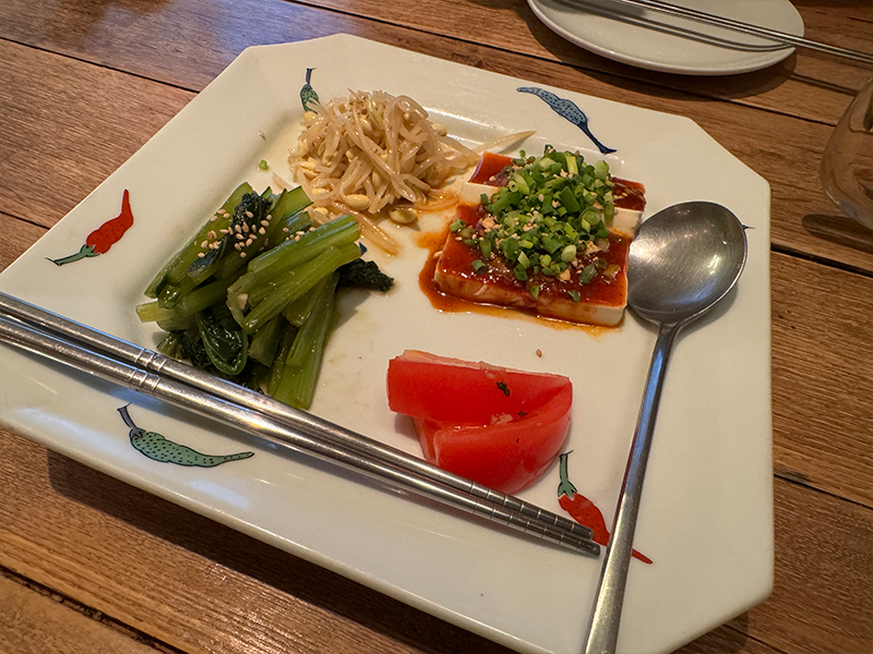 スパイステーブルの前菜とナムルの盛り合わせ