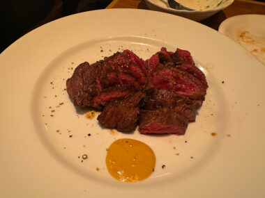 下町ビストロ リカリカの信州アルプス牛の炭火焼きランプステーキ 肉マスタード添え