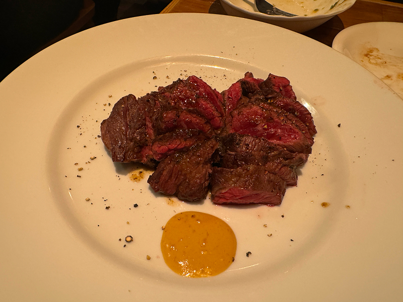 下町ビストロ リカリカの信州アルプス牛の炭火焼きランプステーキ 肉マスタード添え