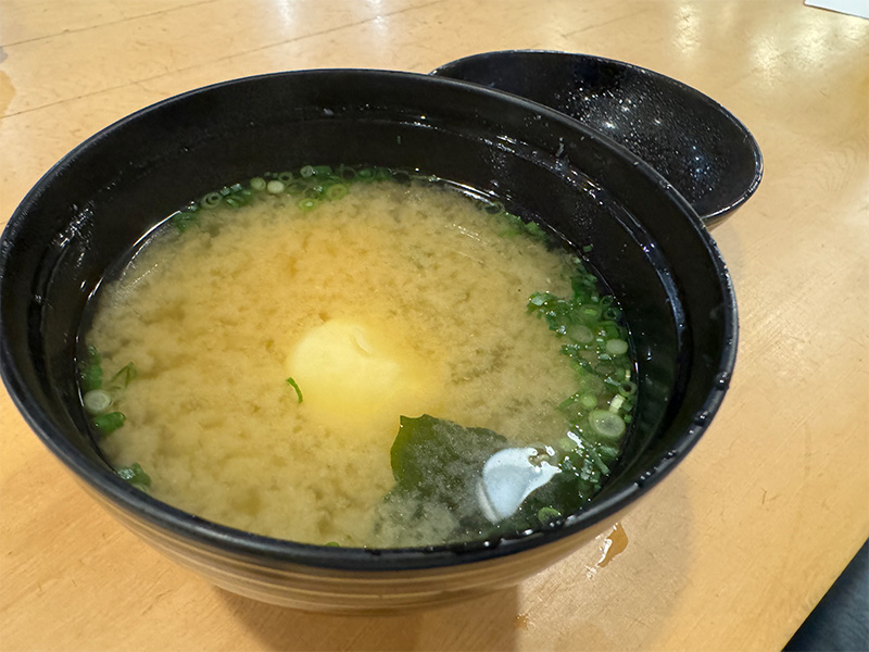 川太郎博多店のイカつみれと若布の味噌汁