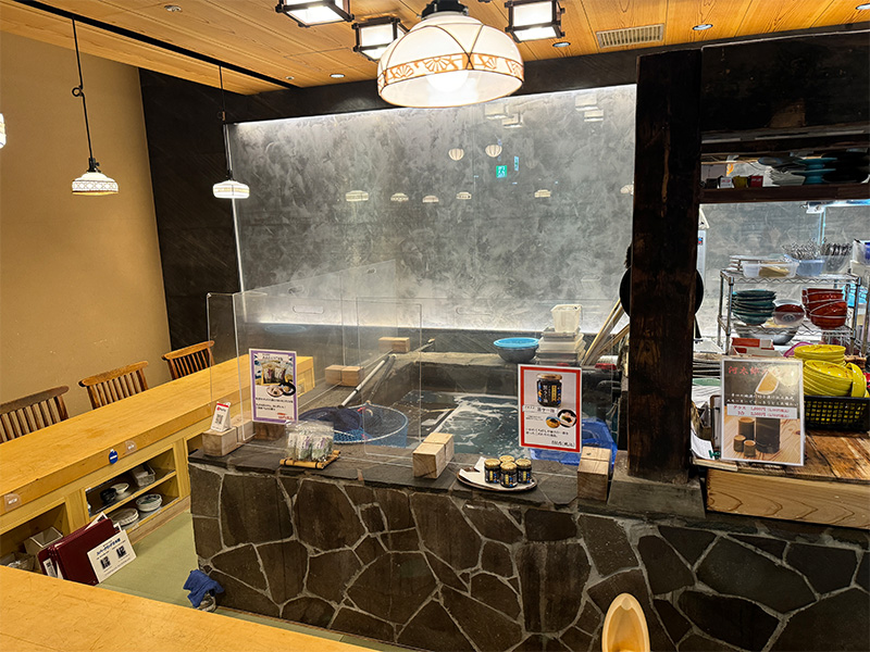 川太郎博多店の店内の生簀