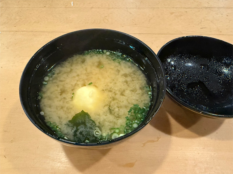 川太郎博多店のイカつみれと若布の味噌汁