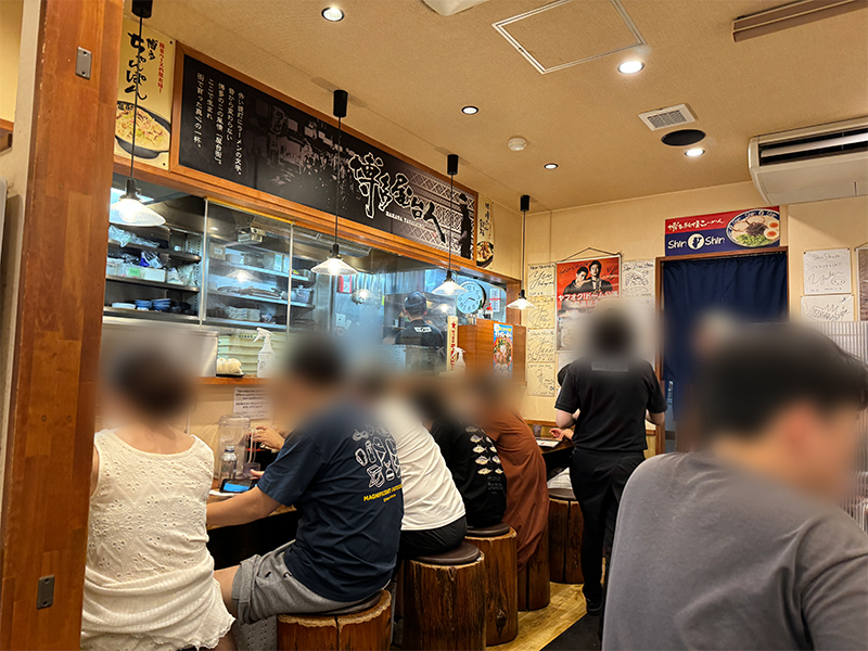 博多らーめんShinShin 天神本店の店内