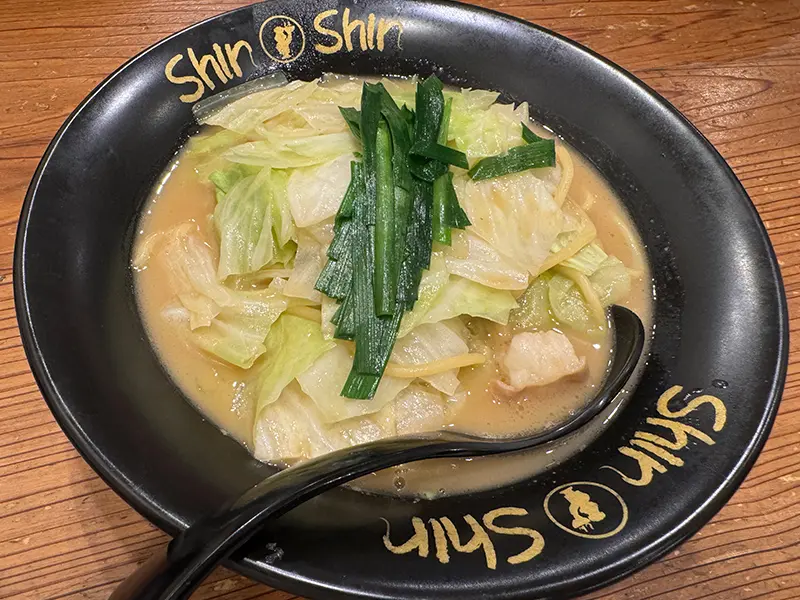 博多らーめんShinShin 天神本店｜もつ×ラーメンの名物「もっちゃん」が