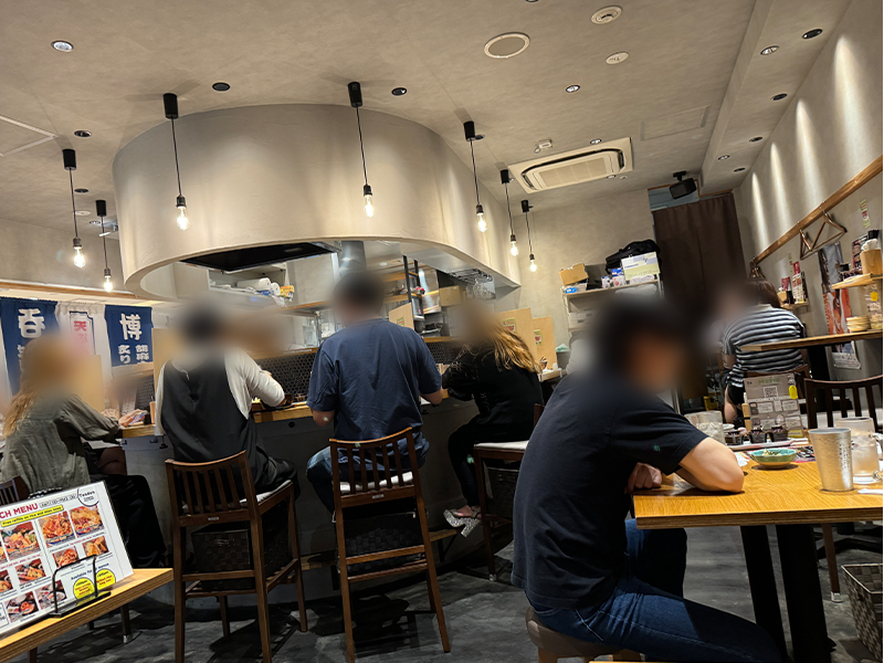 天ぷら×焼小籠包 食堂◎まるにの店内