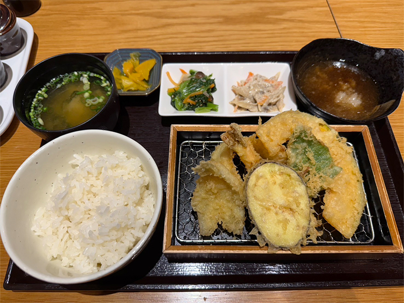 天ぷら×焼小籠包 食堂◎まるにの天ぷら定食