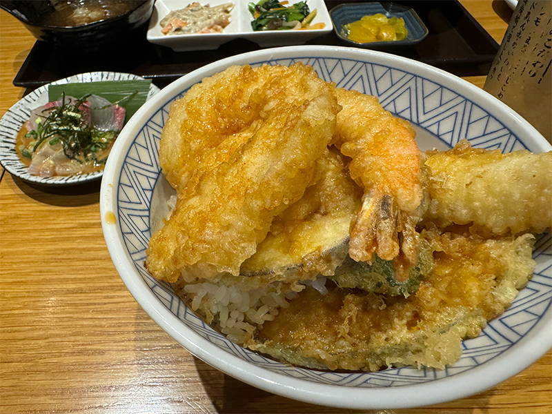 天ぷら×焼小籠包 食堂◎まるにの天丼