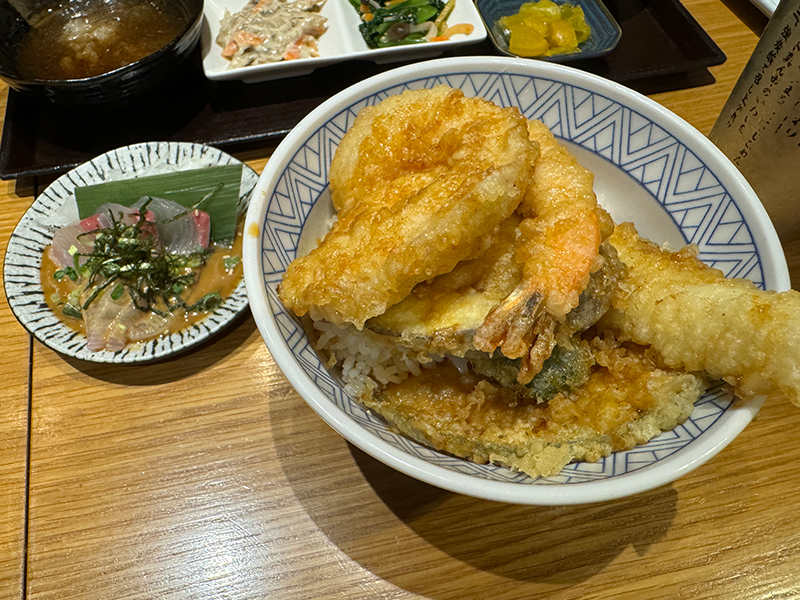 天ぷら×焼小籠包 食堂◎まるにの天丼