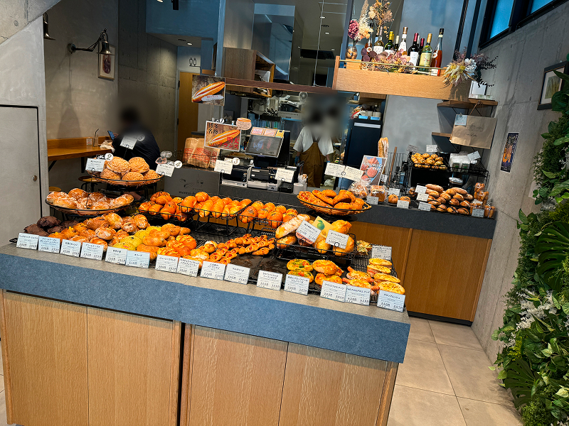 Full Full パンとワインの店内