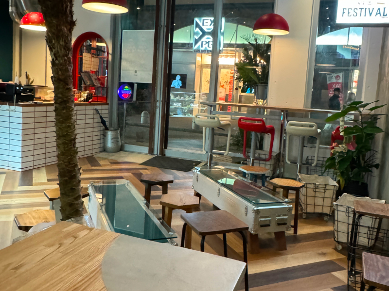 cafe TANNAL 大名店の店内