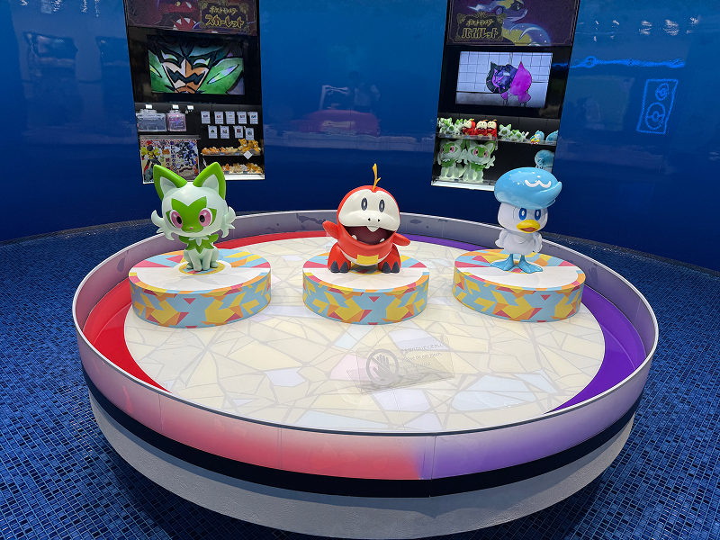 ポケモンセンターオキナワのニャオハ、ホゲータ、クワッス