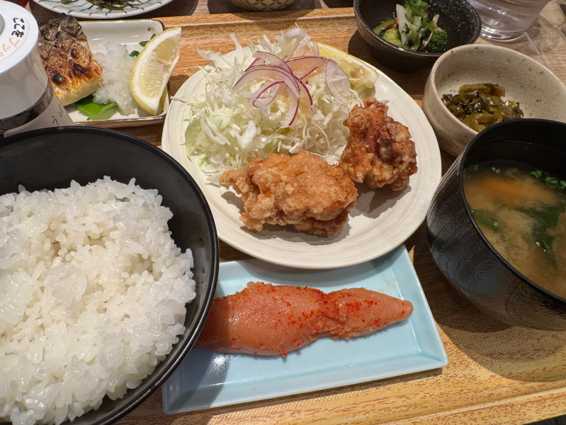 博多めんたいやまや食堂 マークイズ福岡ももち店のさばの塩焼きと若鶏の唐揚げ