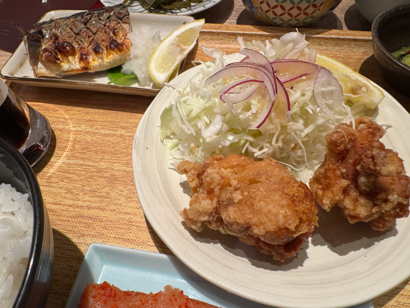 博多めんたいやまや食堂 マークイズ福岡ももち店のさばの塩焼きと若鶏の唐揚げ