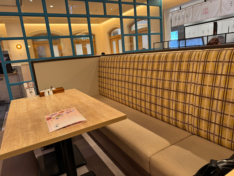 博多めんたいやまや食堂 マークイズ福岡ももち店の店内