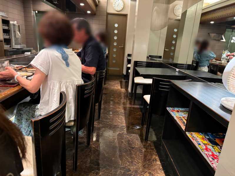 お好み焼き赤坂の店内