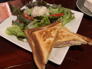 カフェ ミエルのカフェ ミエルのホットサンド(ハムチーズサンド)