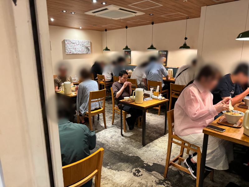 博多醤油ラーメン 月や 博多デイトス店の店内