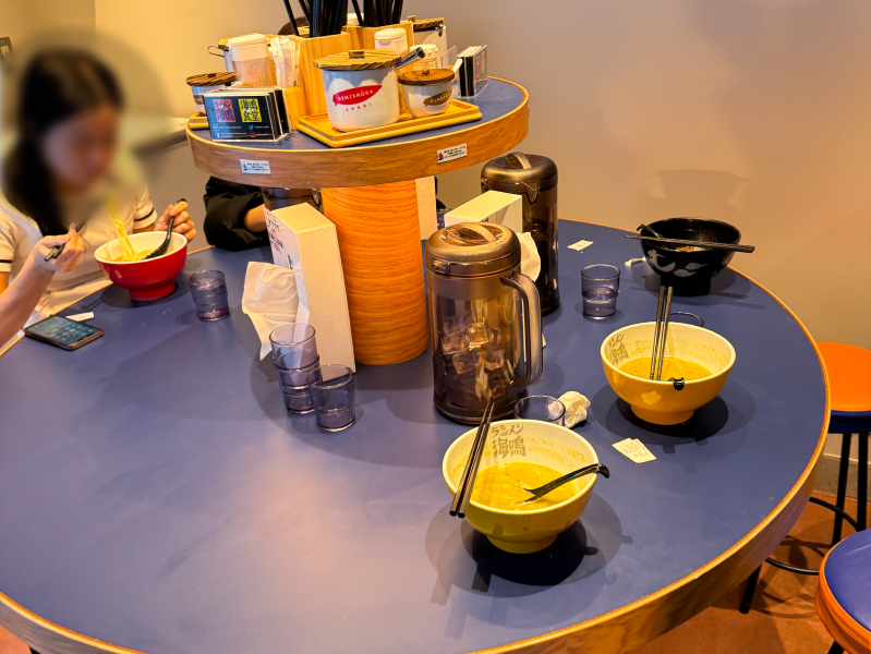 ラーメン海鳴 天神店の店内