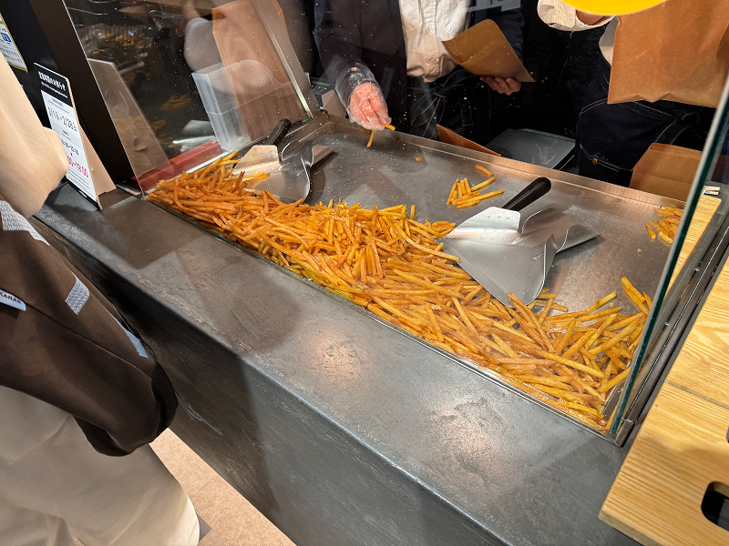 芋屋金次郎 天神店の揚げたて芋けんぴ