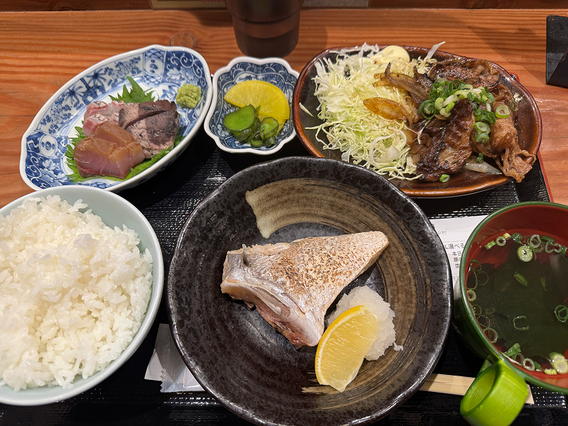 今日も大漁!天神 大晴海の選べる定食(カマ塩焼き・豚の生姜焼き)