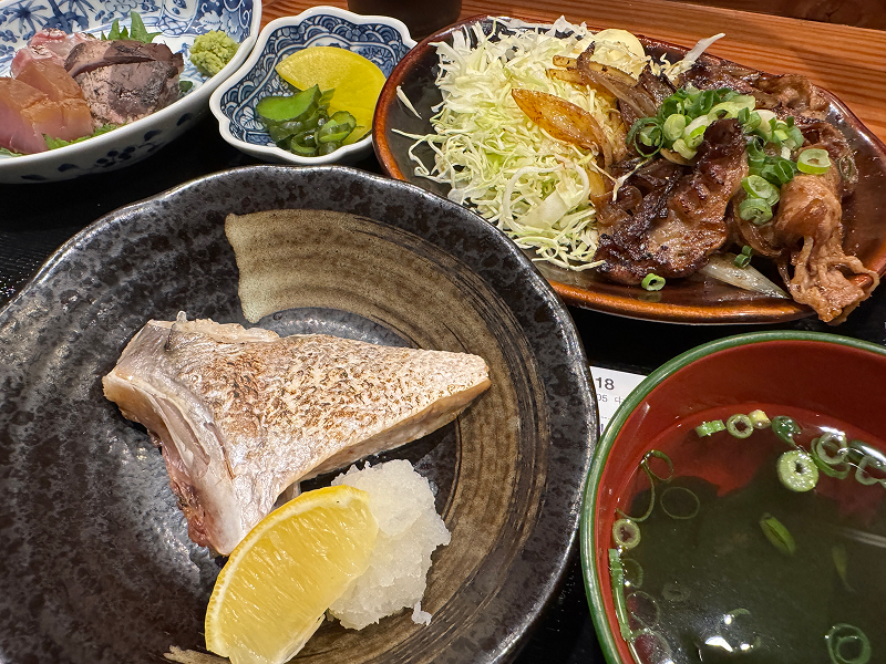 今日も大漁!天神 大晴海の選べる定食(カマ塩焼き・豚の生姜焼き)