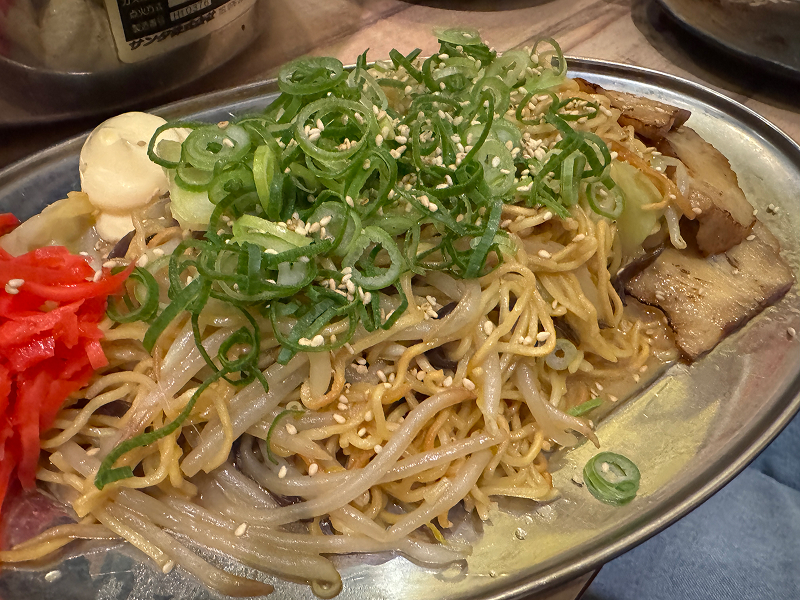 〇八ホルモン 博多店の焼きラーメン