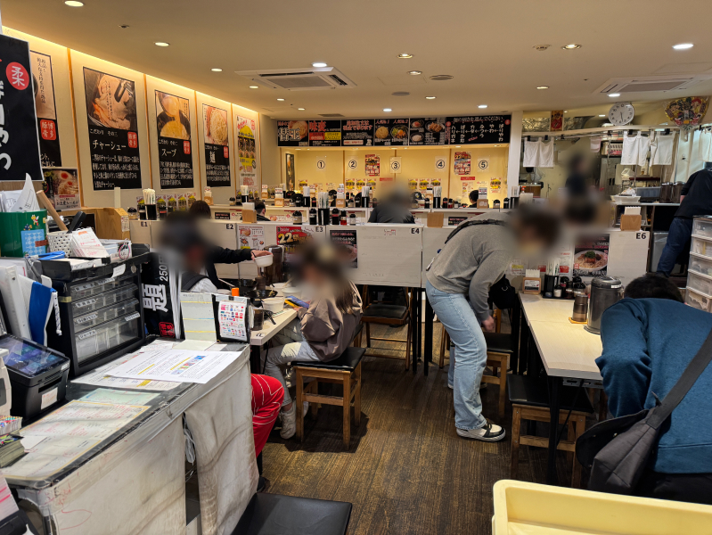 らーめん二男坊 博多デイトス店の店内